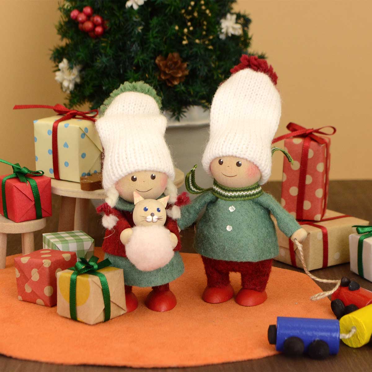 NORDIKA nisse ノルディカ ニッセ クリスマス 木製人形 ( ネコのぬいぐるみを抱えた女の子 / Joy to the world )