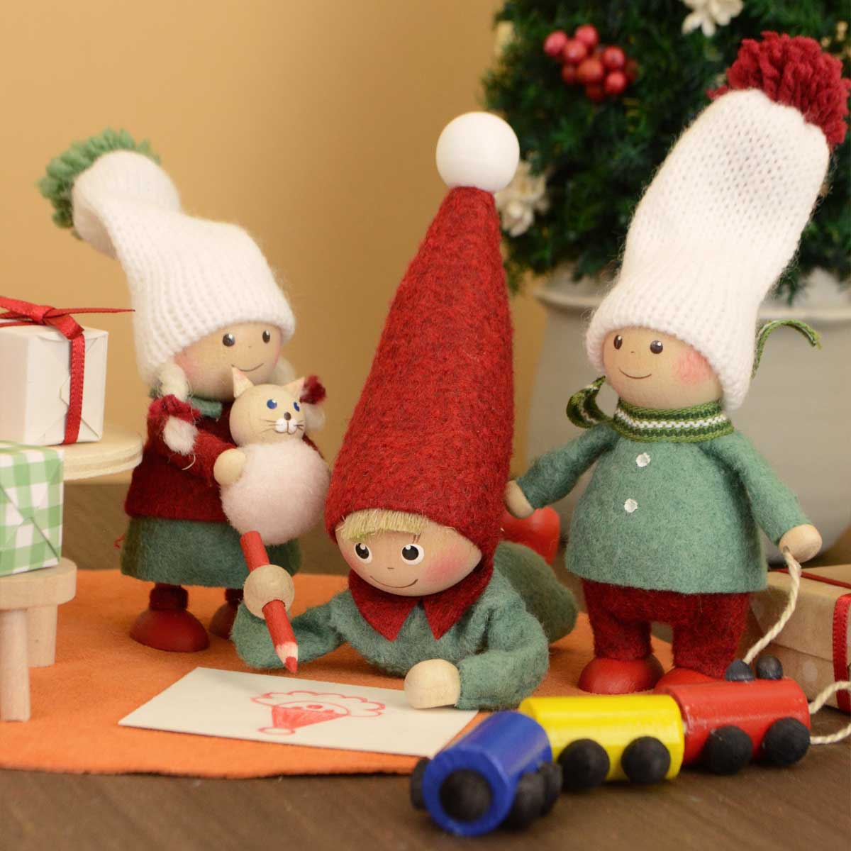 NORDIKA nisse ノルディカ ニッセ クリスマス 木製人形 ( ネコのぬいぐるみを抱えた女の子 / Joy to the world )