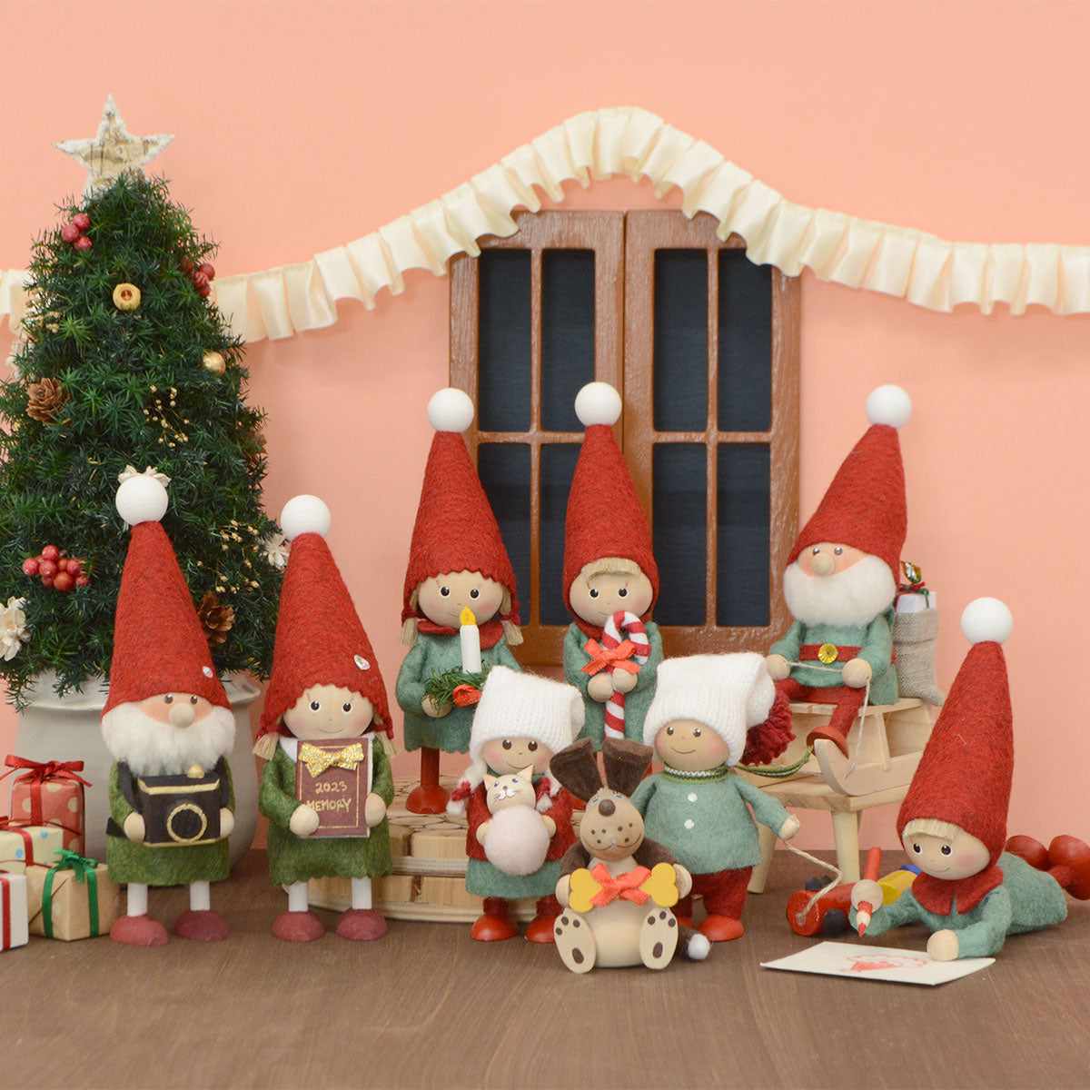 【2023新作】NORDIKA nisse ノルディカ ニッセ クリスマス 木製人形 ( ネコのぬいぐるみを抱えた女の子 / Joy to the world )