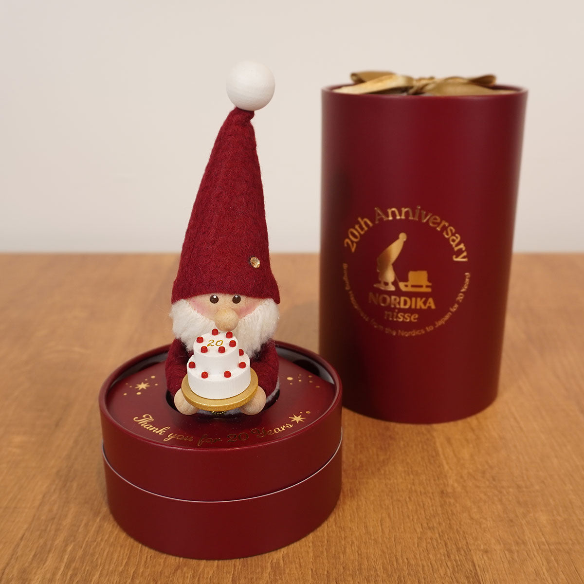 【予約】【2025新作】NORDIKA nisse ノルディカ ニッセ クリスマス 木製人形 ( ケーキを持ったサンタ / 20th Celebration )