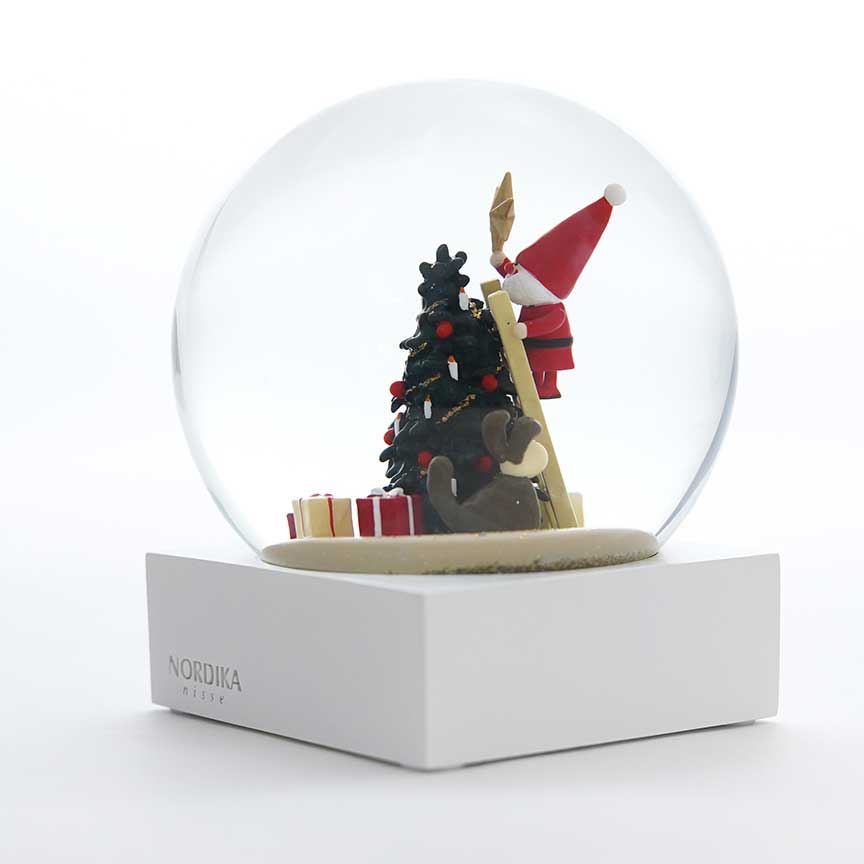【予約】【2025新作】NORDIKA nisse ノルディカ ニッセ クリスマス スノードーム( 飾りつけをするサンタとイヌ / レッド )