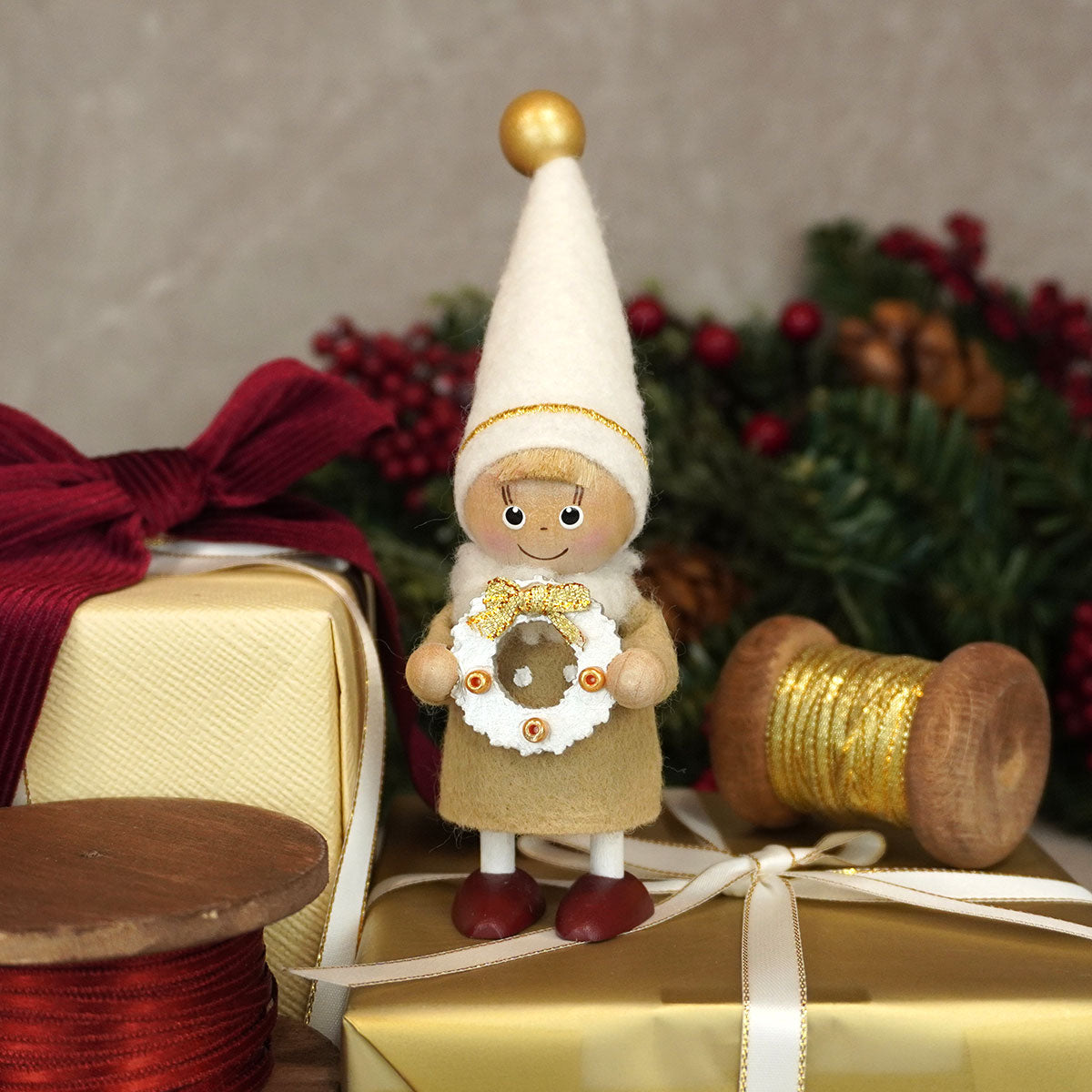 【2026新作】NORDIKA nisse ノルディカ ニッセ クリスマス 木製人形 リースを持った男の子 ( Ribbon Series )