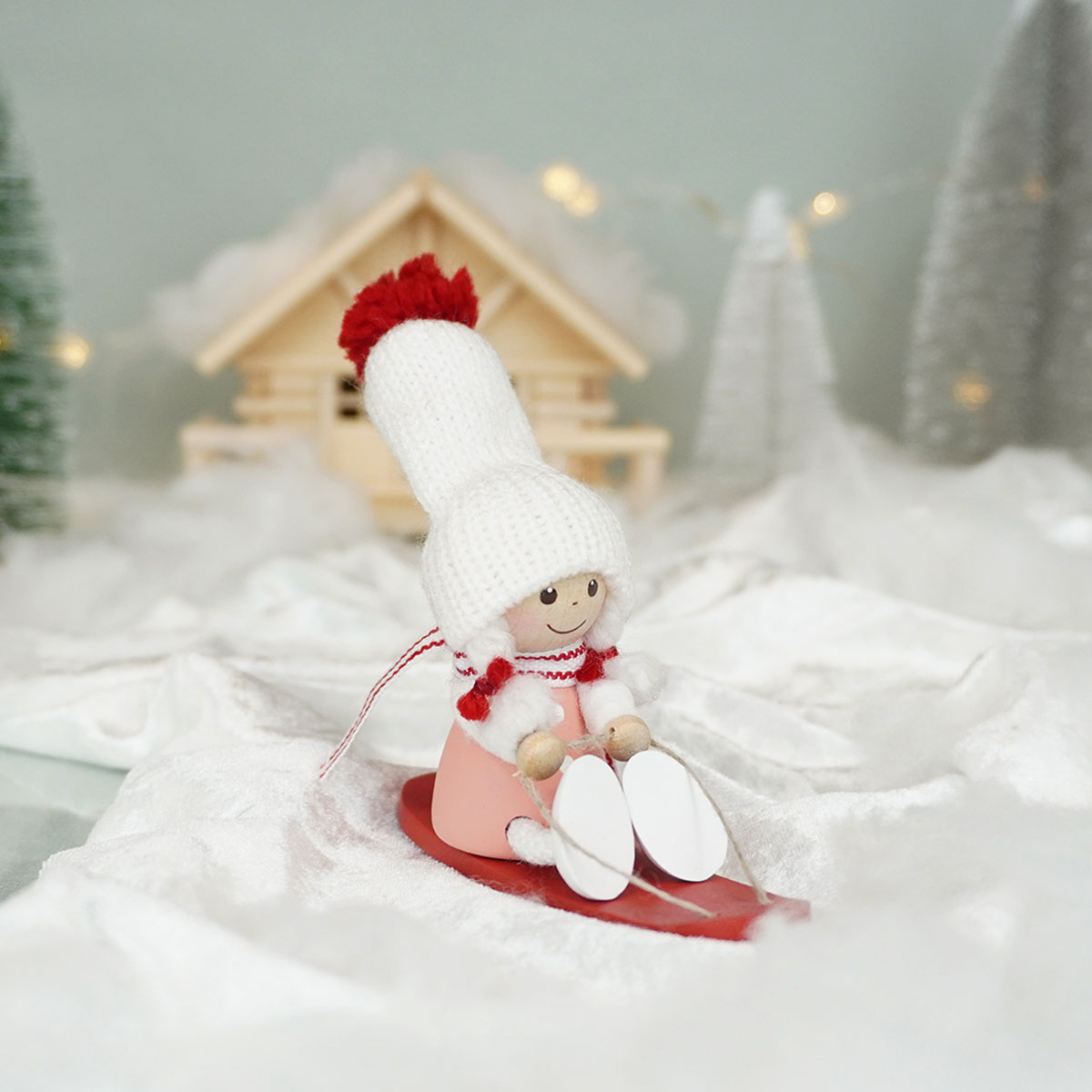 【2026新作】NORDIKA nisse ノルディカ ニッセ クリスマス 木製人形 ソリ遊びをする女の子