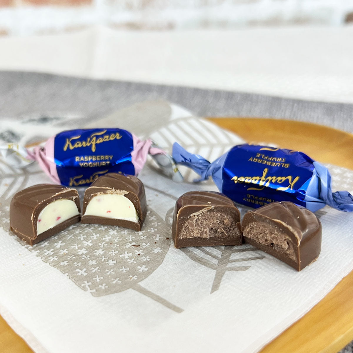 Fazer ファッツェル KarlFazer ラズベリーヨーグルト&ブルーベリーチョコレート ( 箱入り / 150g )