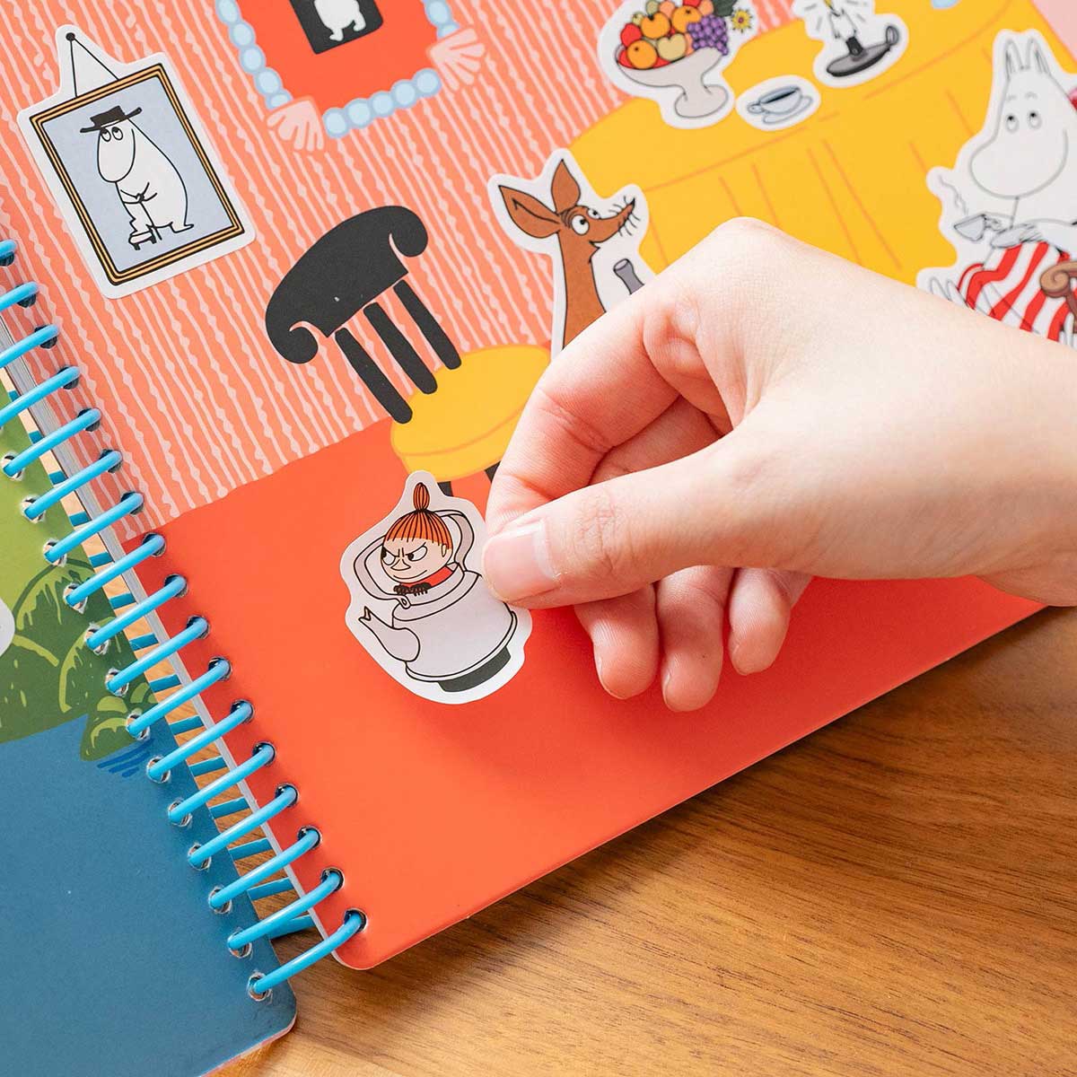 Moomin ムーミン BørneLund ボーネルンド 貼ってはがしてくりかえし遊べる絵本 シールブック