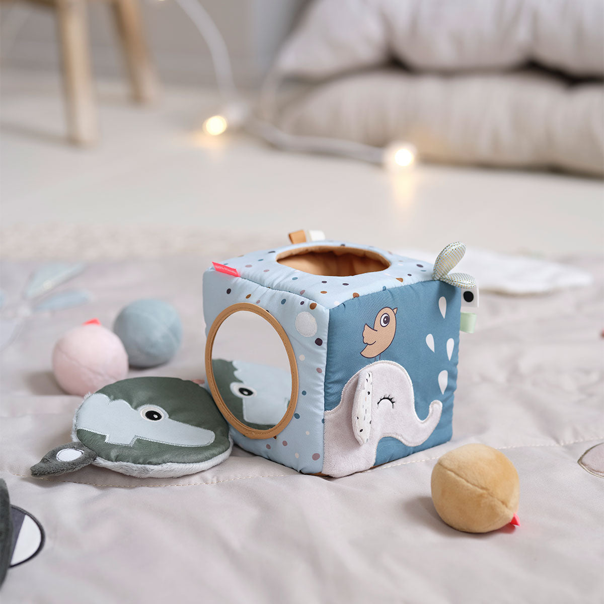 done by deer ダンバイディア 布製知育玩具 ディスカバリーキューブ ( ディアフレンズ / カラーミックス )