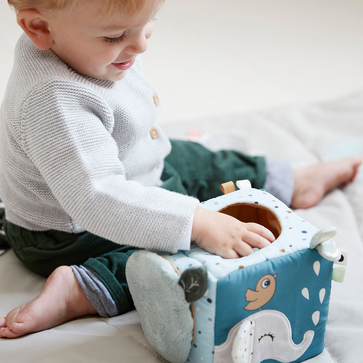 done by deer ダンバイディア 布製知育玩具 ディスカバリーキューブ ( ディアフレンズ / カラーミックス )