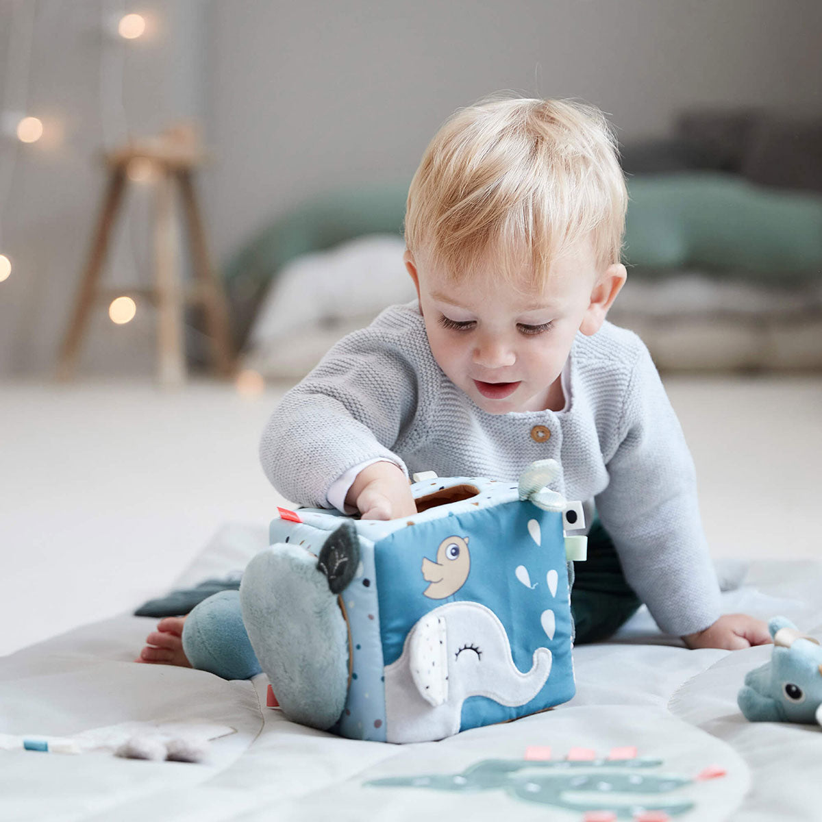 done by deer ダンバイディア 布製知育玩具 ディスカバリーキューブ ( ディアフレンズ / カラーミックス )