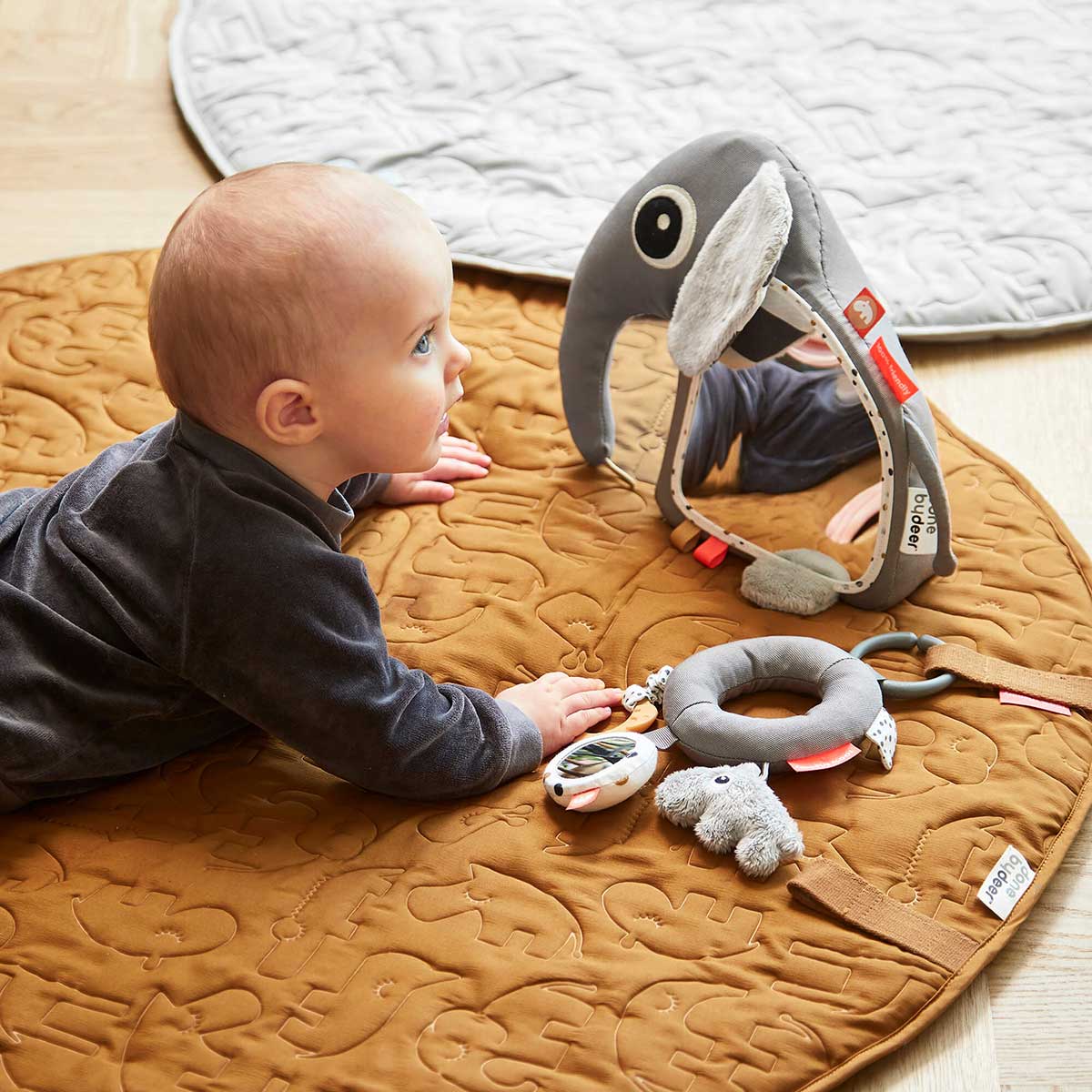 done by deer ダンバイディア 鏡付き知育玩具 アクティビティフロアミラー ( エルフィ グレー )