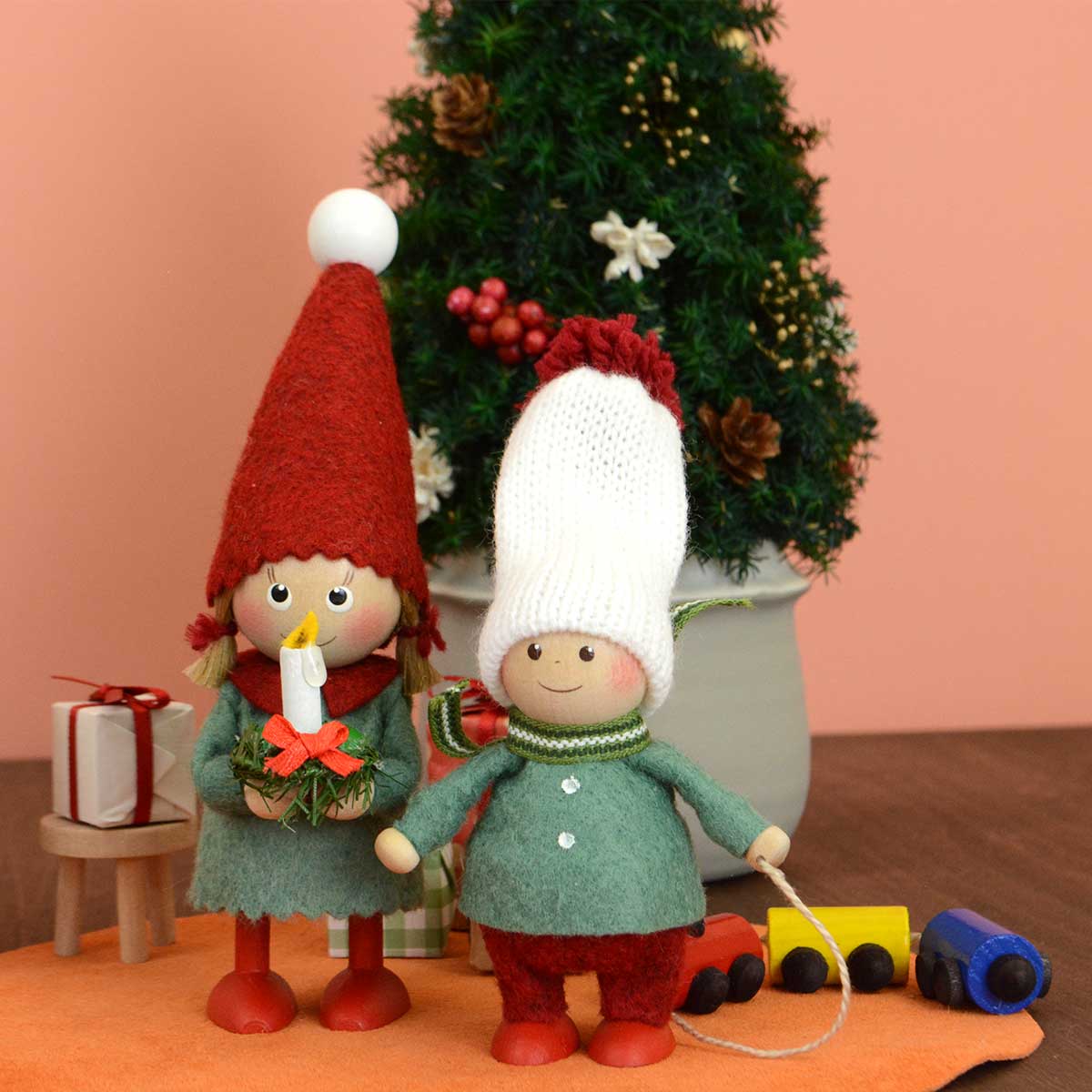 【2023新作】NORDIKA nisse ノルディカ ニッセ クリスマス 木製人形 ( 電車のおもちゃを運ぶ男の子 / Joy to th｜北欧雑貨