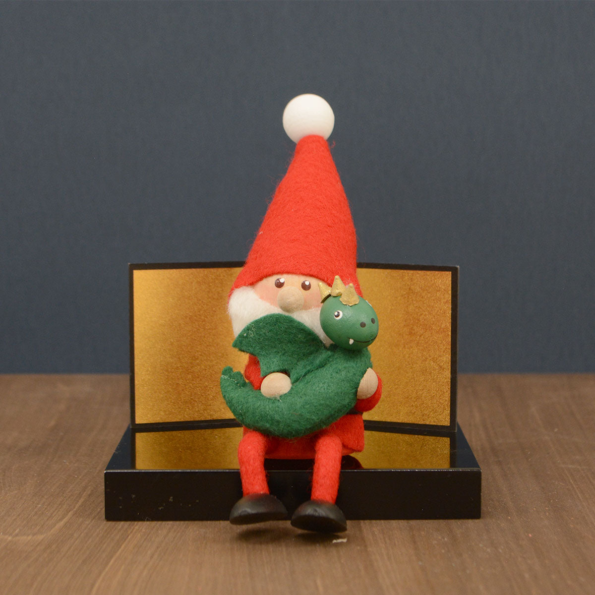 【2023新作】NORDIKA nisse ノルディカ ニッセ クリスマス 木製人形 ( ドラゴンを抱えたサンタ )｜北欧雑貨