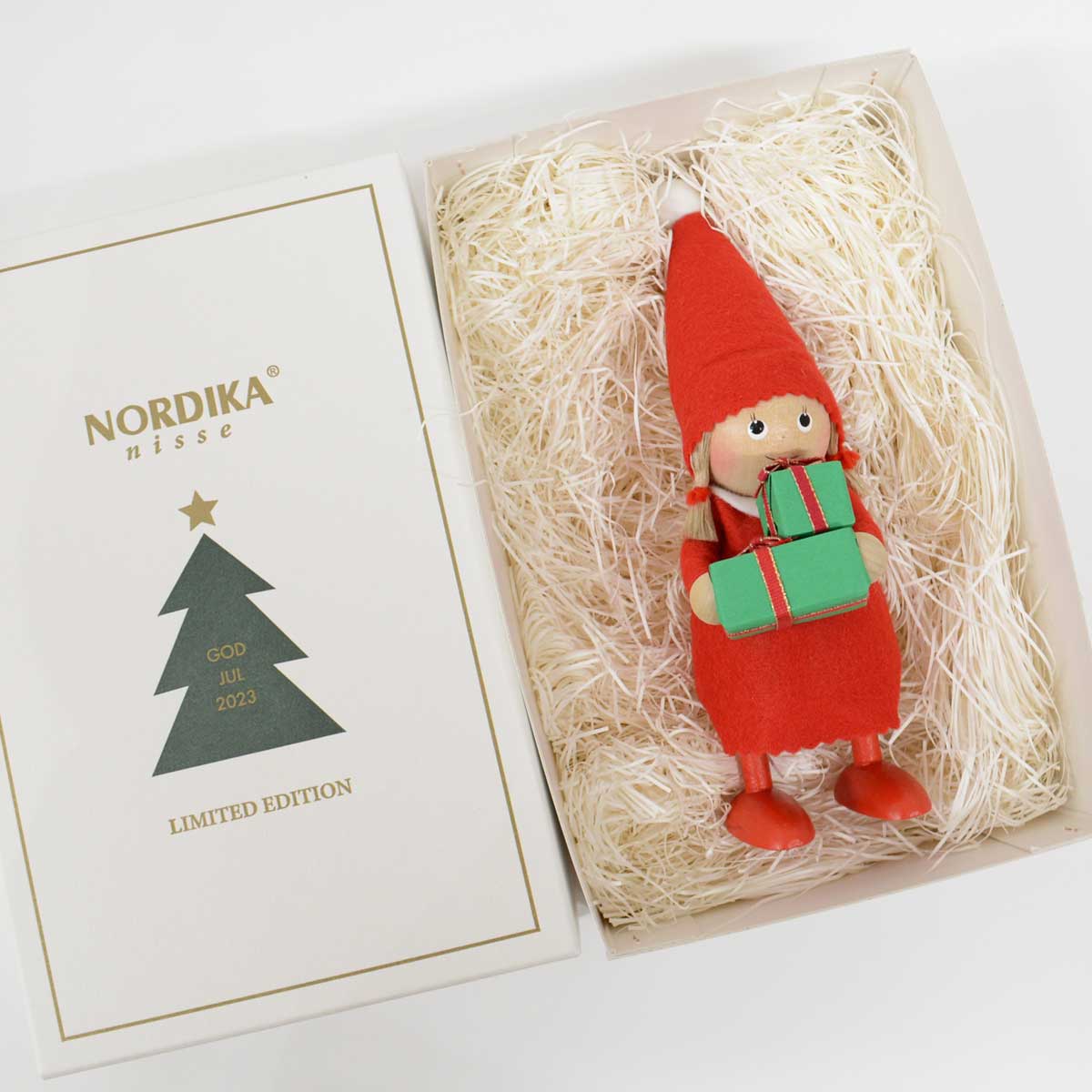【新作】NORDIKA nisse ノルディカ ニッセ クリスマス 木製人形（プレゼントを持った女の子 / ビックノルディカ ）｜北欧雑貨