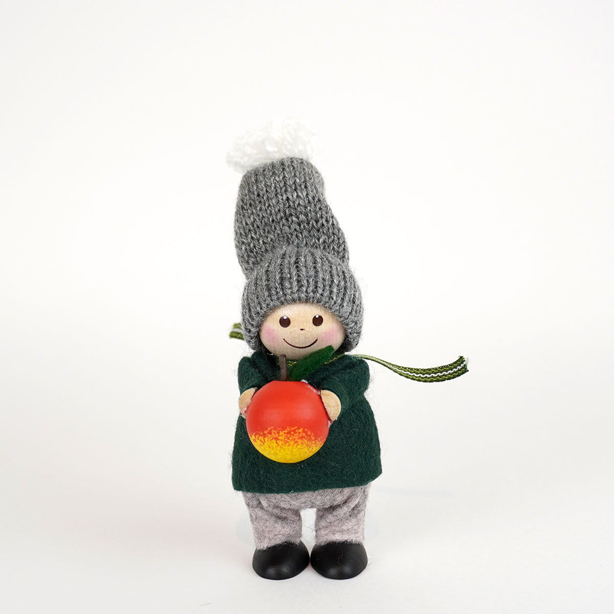 【予約】【2025新作】NORDIKA nisse ノルディカ ニッセ クリスマス 木製人形 ( リンゴを持った男の子 / Nordic Forest )