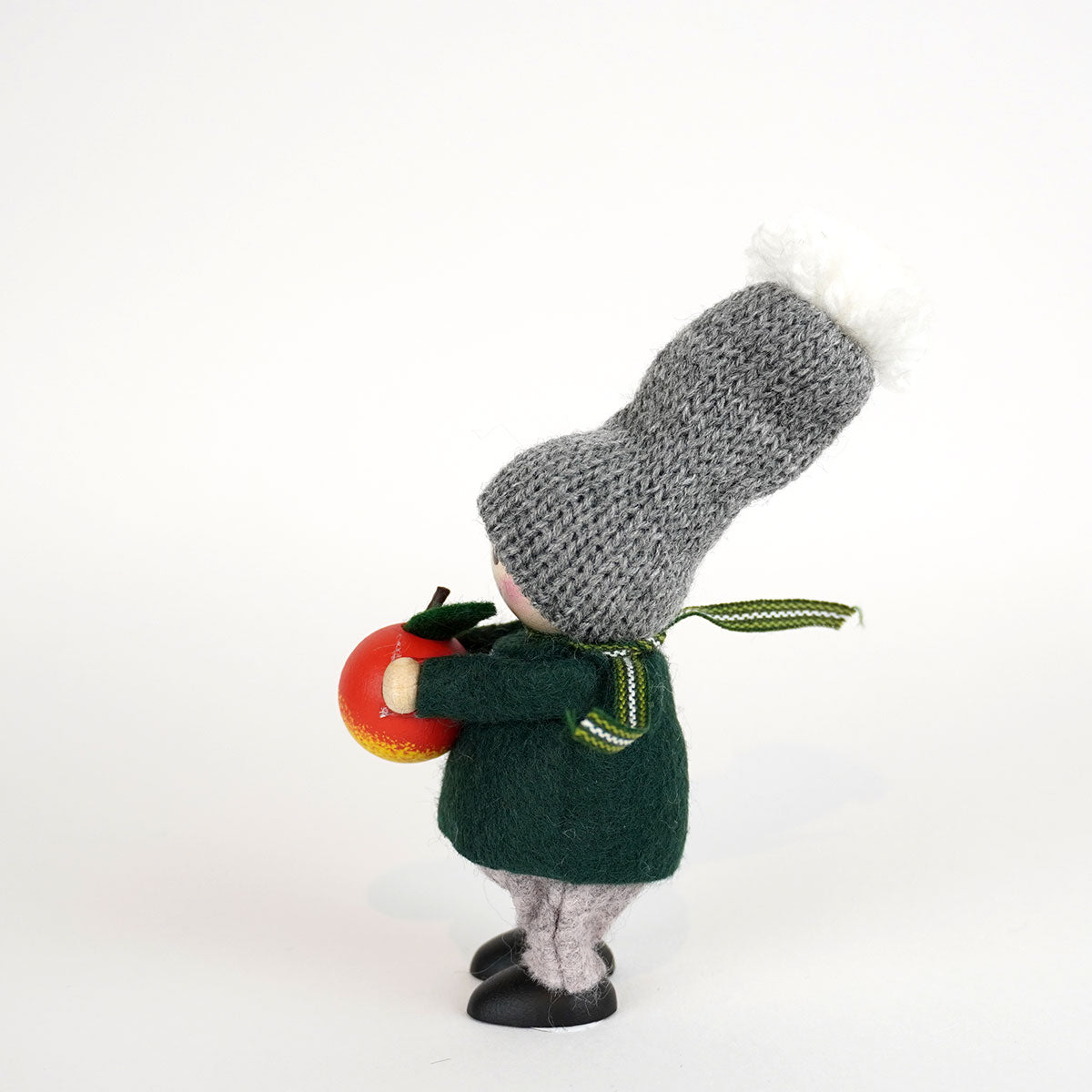 【予約】【2025新作】NORDIKA nisse ノルディカ ニッセ クリスマス 木製人形 ( リンゴを持った男の子 / Nordic Forest )