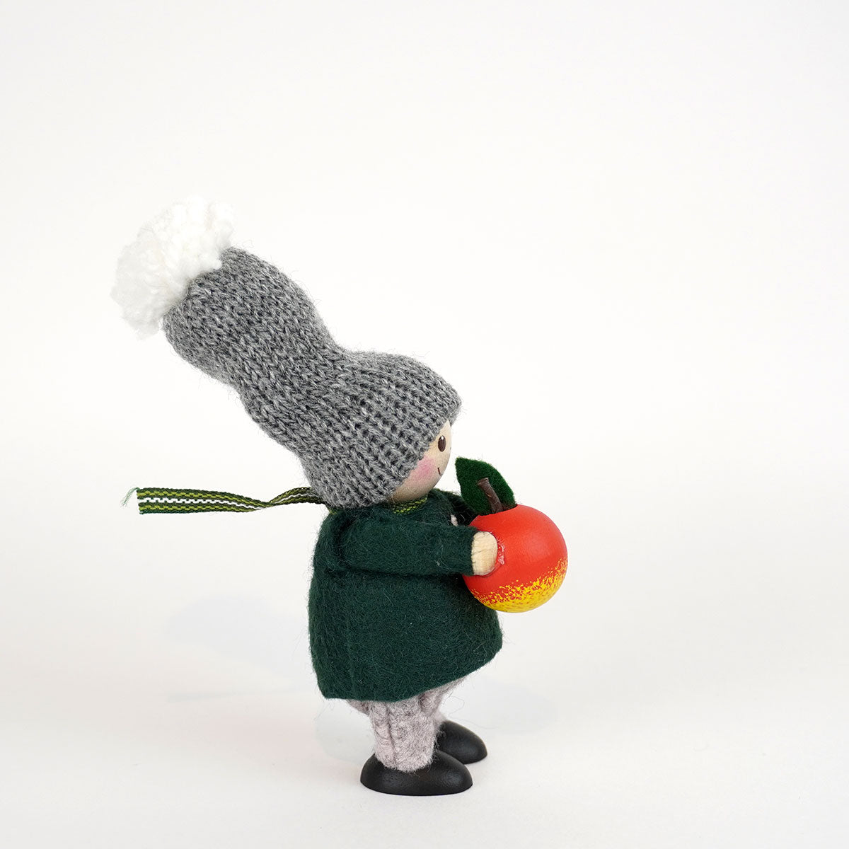 【予約】【2025新作】NORDIKA nisse ノルディカ ニッセ クリスマス 木製人形 ( リンゴを持った男の子 / Nordic Forest )