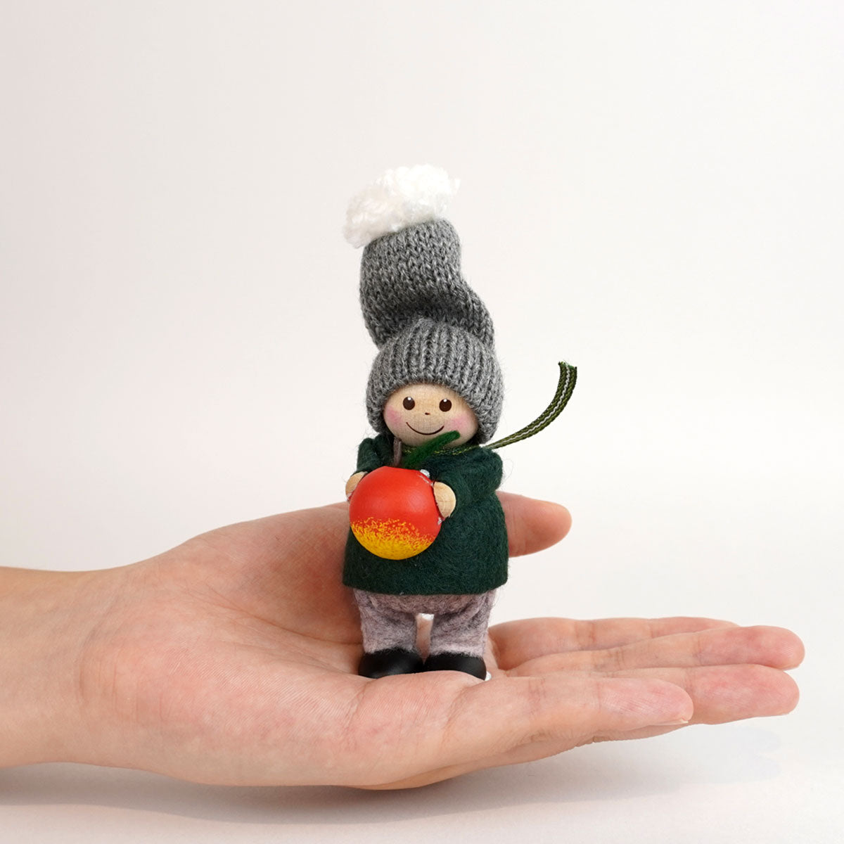 【予約】【2025新作】NORDIKA nisse ノルディカ ニッセ クリスマス 木製人形 ( リンゴを持った男の子 / Nordic Forest )