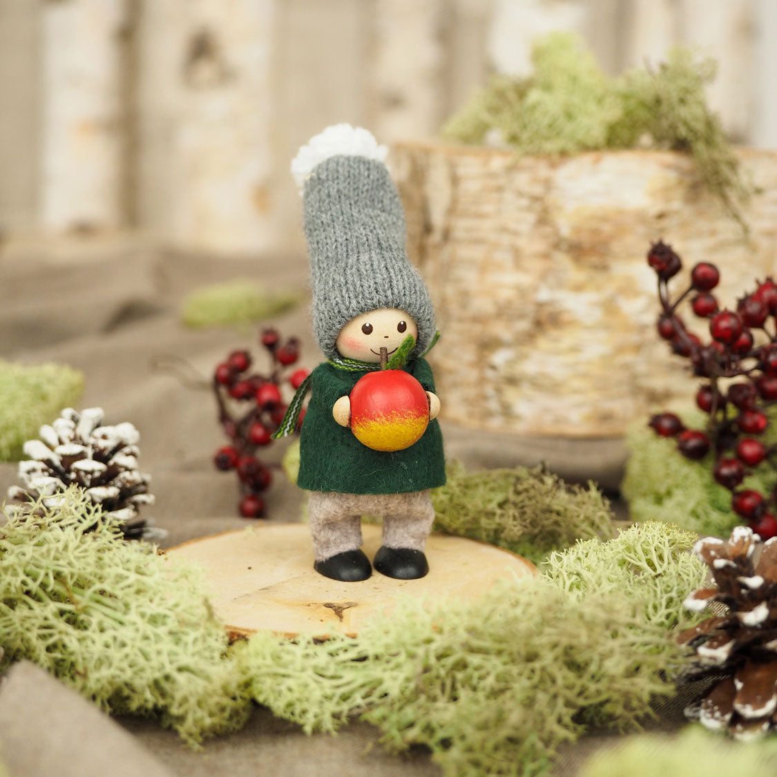 【予約】【2025新作】NORDIKA nisse ノルディカ ニッセ クリスマス 木製人形 ( リンゴを持った男の子 / Nordic Forest )