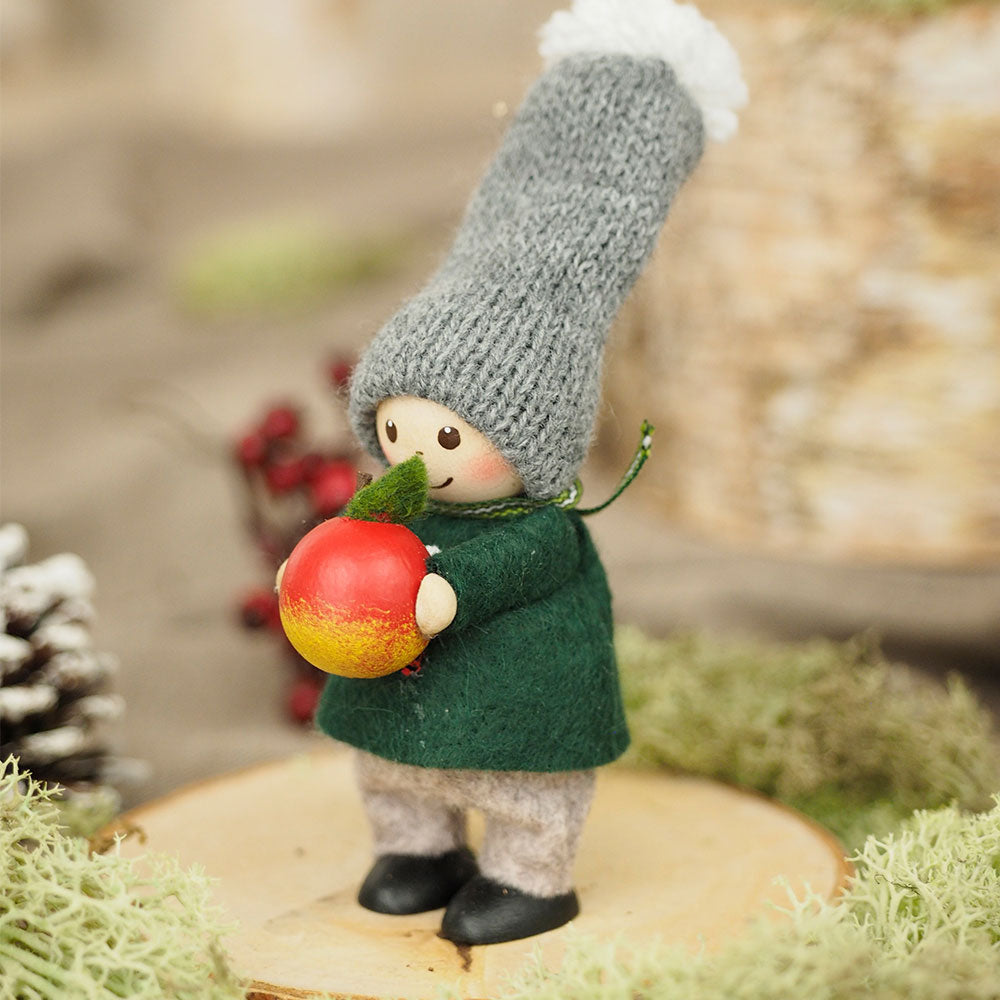 【予約】【2025新作】NORDIKA nisse ノルディカ ニッセ クリスマス 木製人形 ( リンゴを持った男の子 / Nordic Forest )