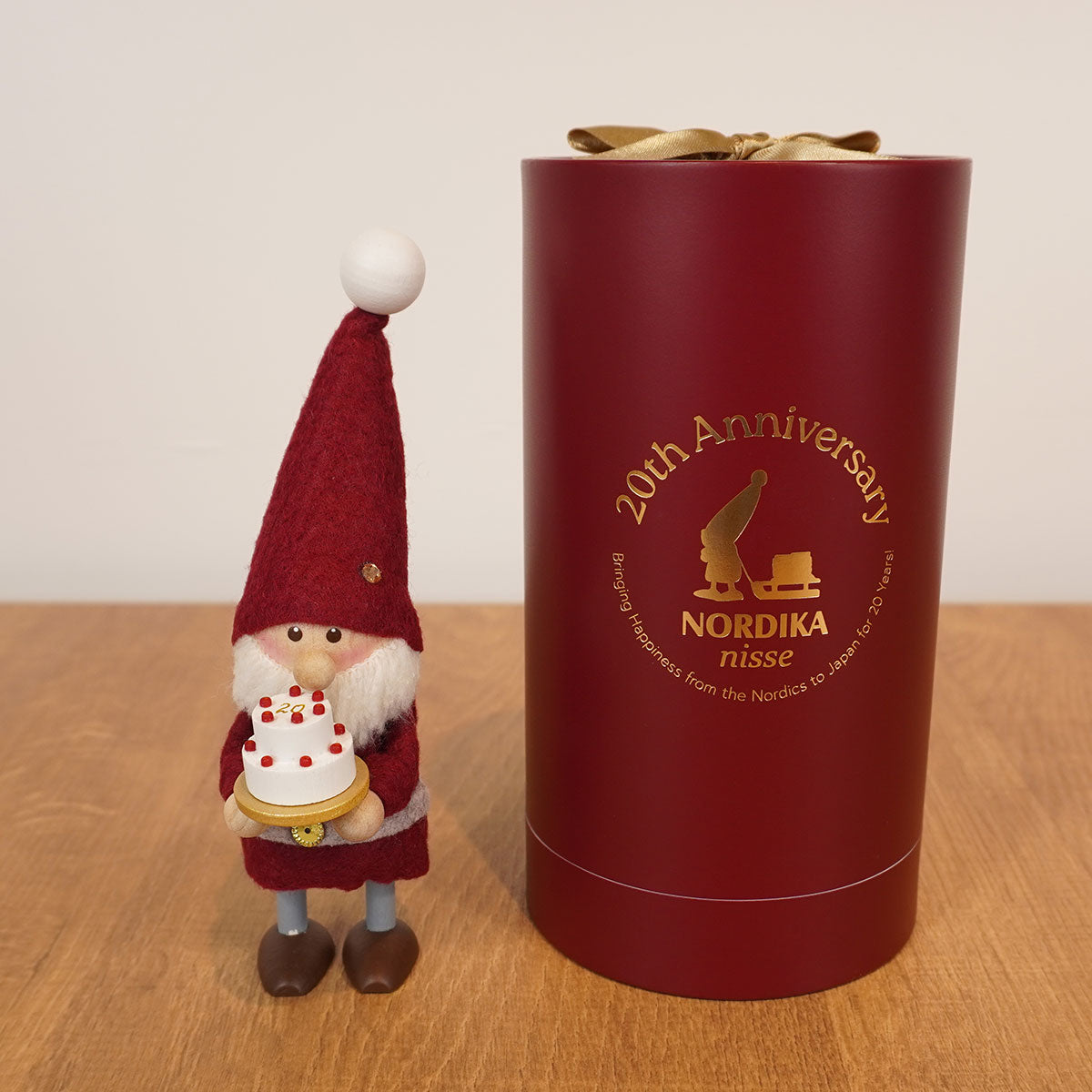 【予約】【2025新作】NORDIKA nisse ノルディカ ニッセ クリスマス 木製人形 ( ケーキを持ったサンタ / 20th Celebration )