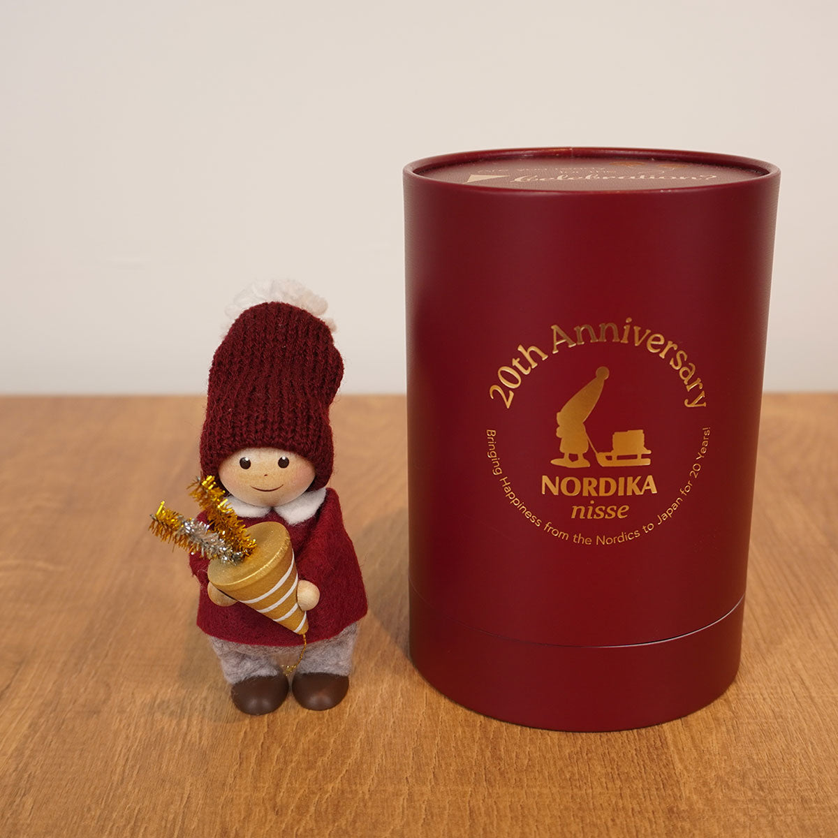 【予約】【2025新作】NORDIKA nisse ノルディカ ニッセ クリスマス 木製人形 ( クラッカーを持った男の子 / 20th Celebration )