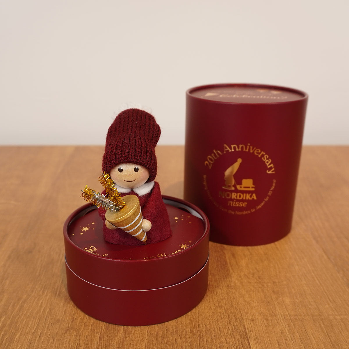 【予約】【2025新作】NORDIKA nisse ノルディカ ニッセ クリスマス 木製人形 ( クラッカーを持った男の子 / 20th Celebration )