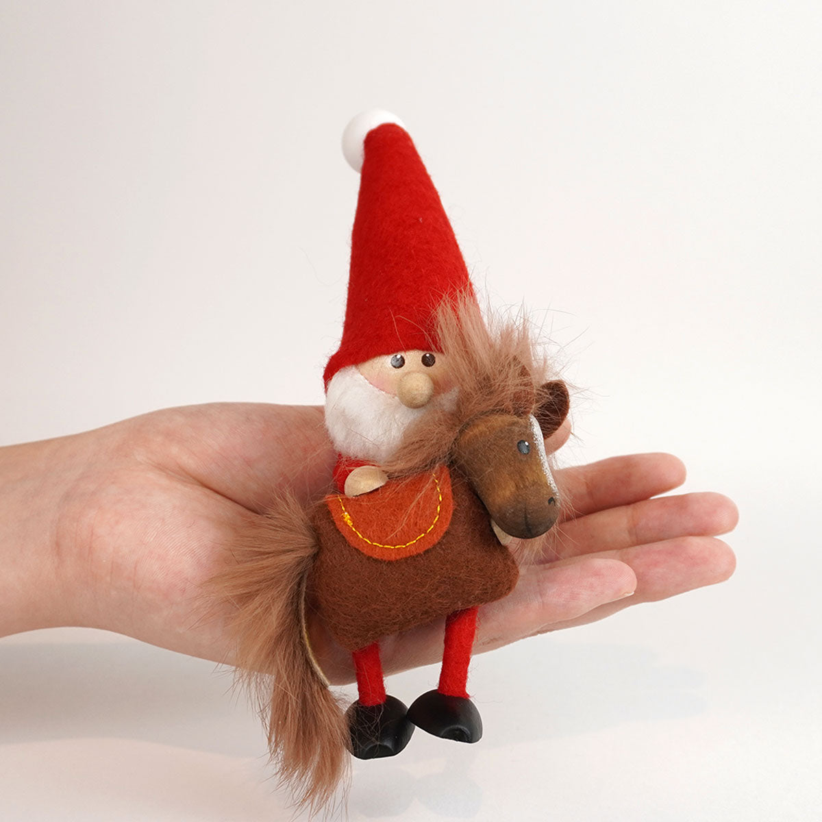 【予約】【2025新作】NORDIKA nisse ノルディカ ニッセ クリスマス 木製人形 ( 馬を抱えたサンタ / レッド )
