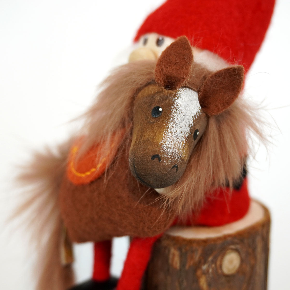 【予約】【2025新作】NORDIKA nisse ノルディカ ニッセ クリスマス 木製人形 ( 馬を抱えたサンタ / レッド )