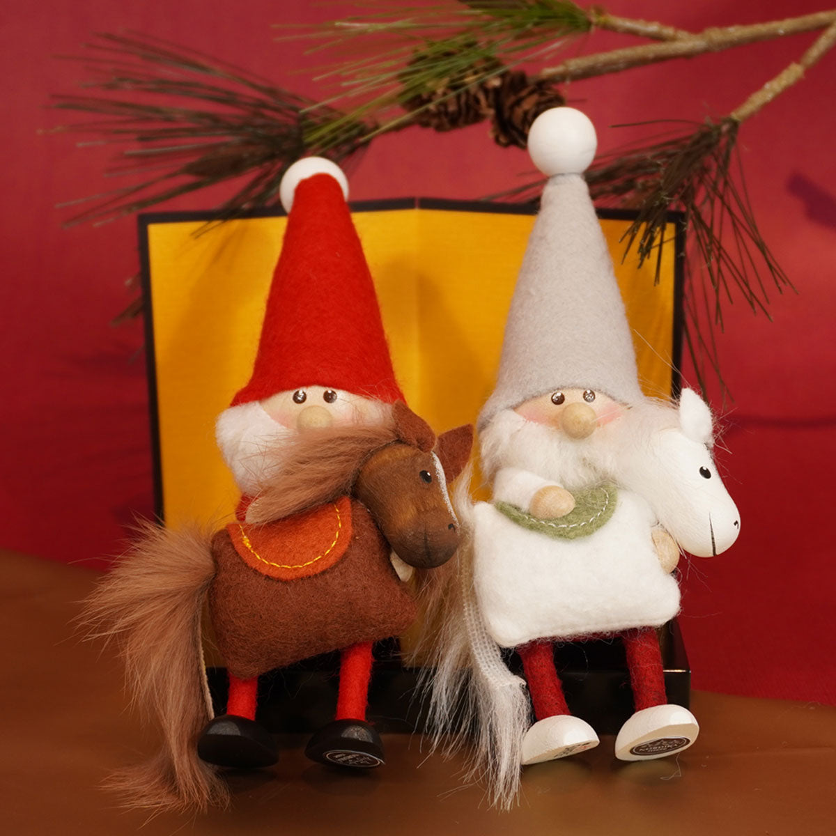 【予約】【2025新作】NORDIKA nisse ノルディカ ニッセ クリスマス 木製人形 ( 馬を抱えたサンタ / レッド )