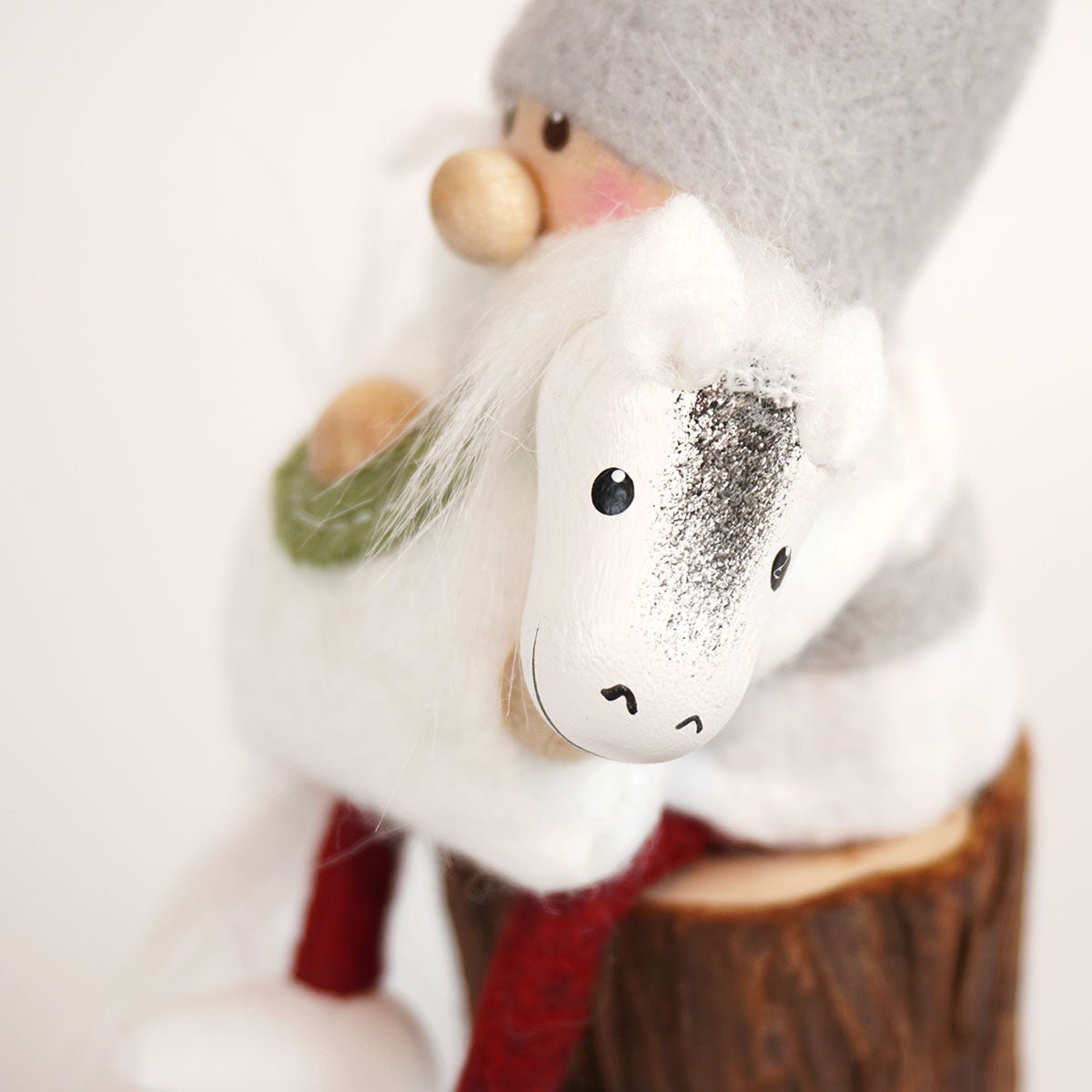 【予約】【2025新作】NORDIKA nisse ノルディカ ニッセ クリスマス 木製人形 ( 馬を抱えたサンタ / サイレントナイト )