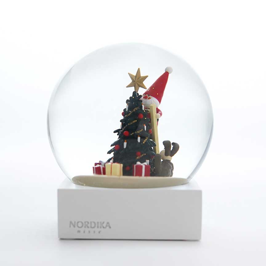 【予約】【2025新作】NORDIKA nisse ノルディカ ニッセ クリスマス スノードーム（ 飾りつけをするサンタとイヌ / レッド ）