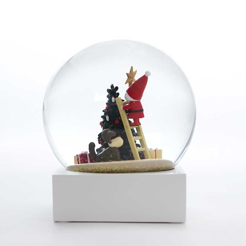 【予約】【2025新作】NORDIKA nisse ノルディカ ニッセ クリスマス スノードーム（ 飾りつけをするサンタとイヌ / レッド ）