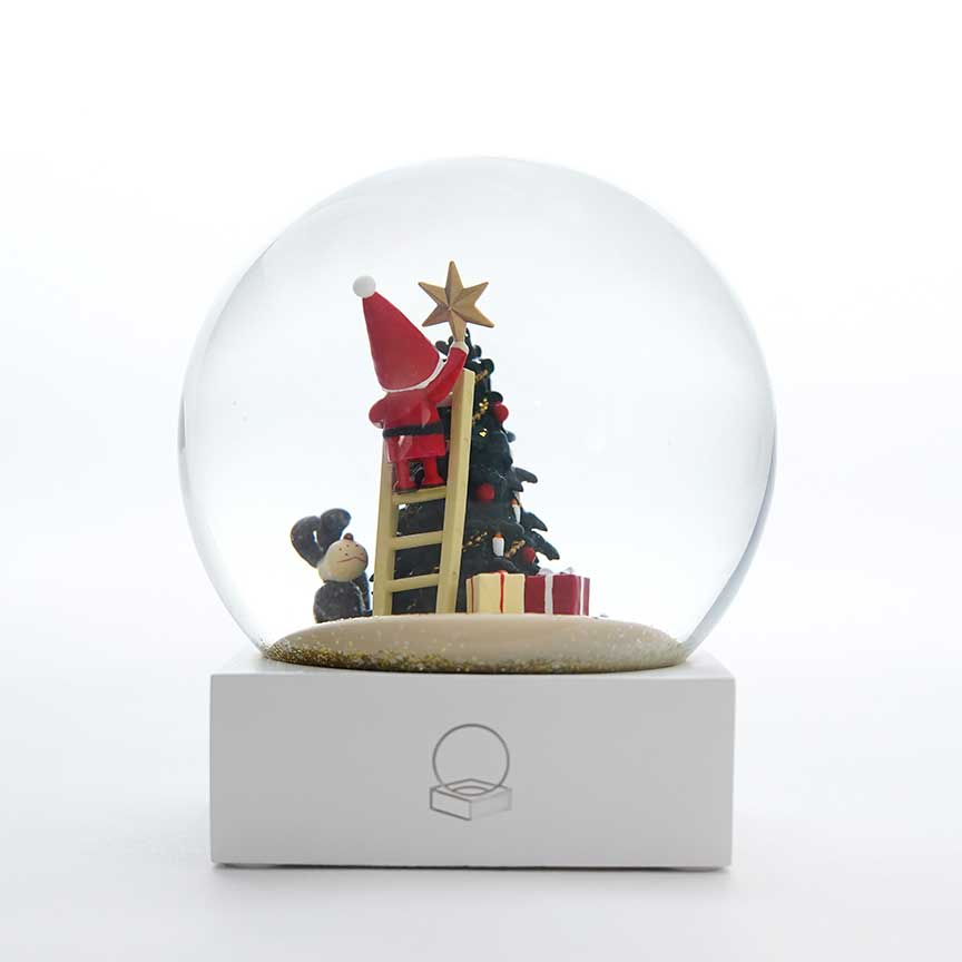 【予約】【2025新作】NORDIKA nisse ノルディカ ニッセ クリスマス スノードーム（ 飾りつけをするサンタとイヌ / レッド ）