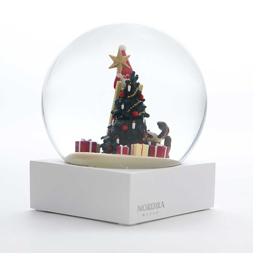 【予約】【2025新作】NORDIKA nisse ノルディカ ニッセ クリスマス スノードーム（ 飾りつけをするサンタとイヌ / レッド ）