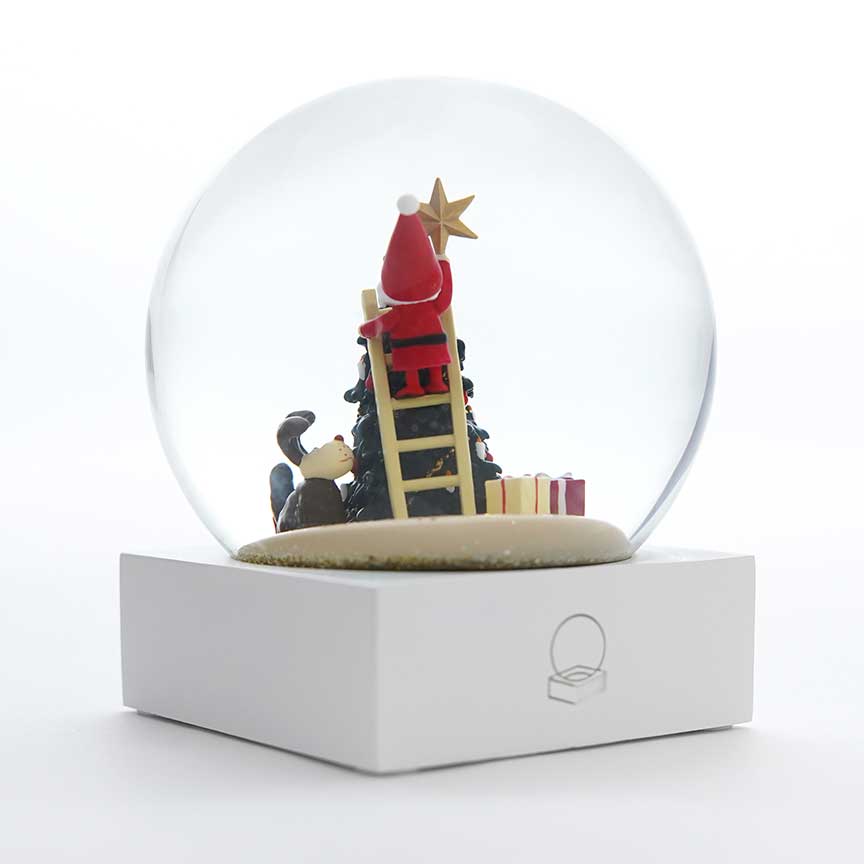 【予約】【2025新作】NORDIKA nisse ノルディカ ニッセ クリスマス スノードーム（ 飾りつけをするサンタとイヌ / レッド ）