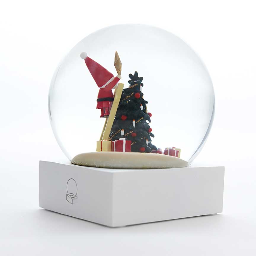 【予約】【2025新作】NORDIKA nisse ノルディカ ニッセ クリスマス スノードーム（ 飾りつけをするサンタとイヌ / レッド ）