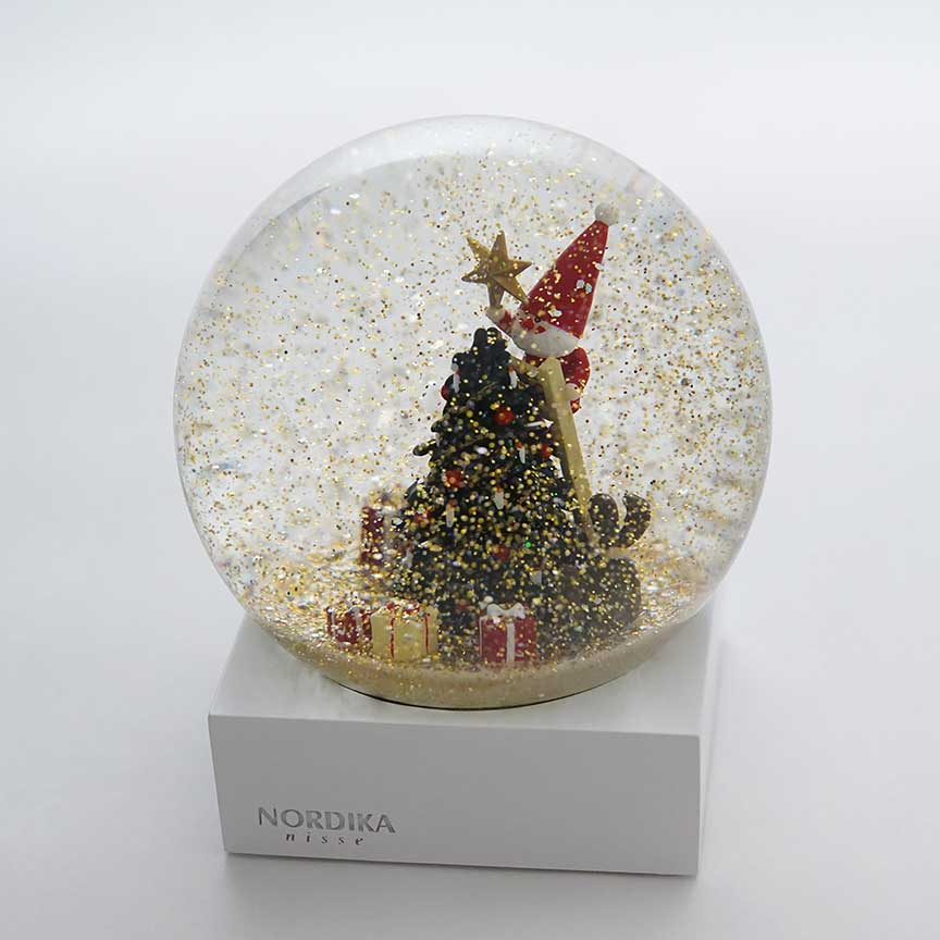 【予約】【2025新作】NORDIKA nisse ノルディカ ニッセ クリスマス スノードーム（ 飾りつけをするサンタとイヌ / レッド ）