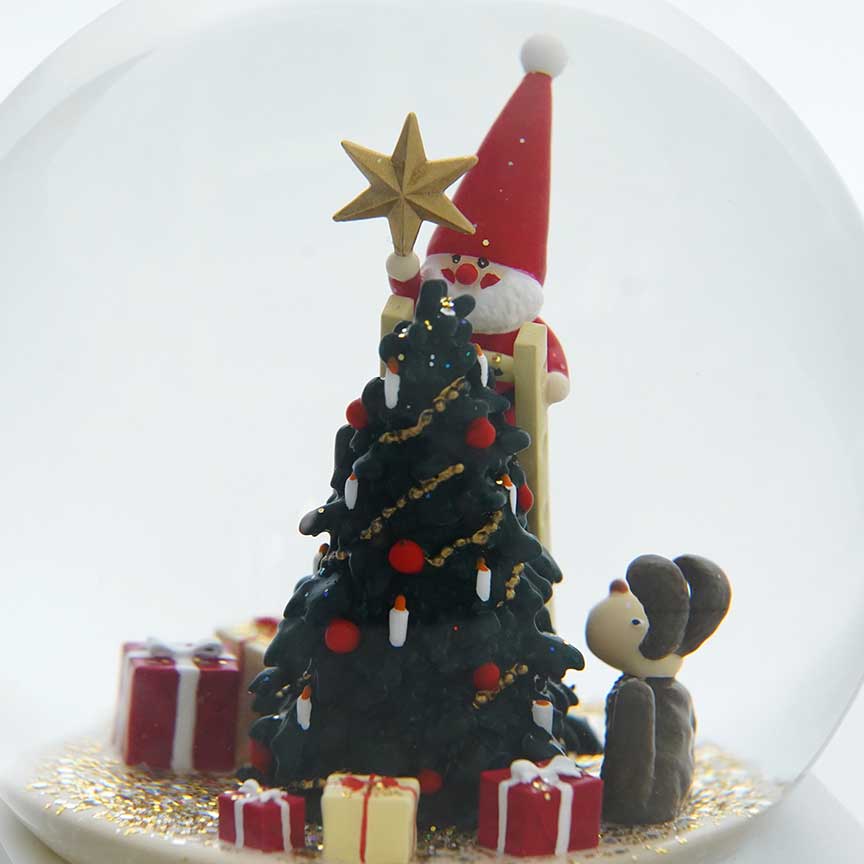 【予約】【2025新作】NORDIKA nisse ノルディカ ニッセ クリスマス スノードーム（ 飾りつけをするサンタとイヌ / レッド ）
