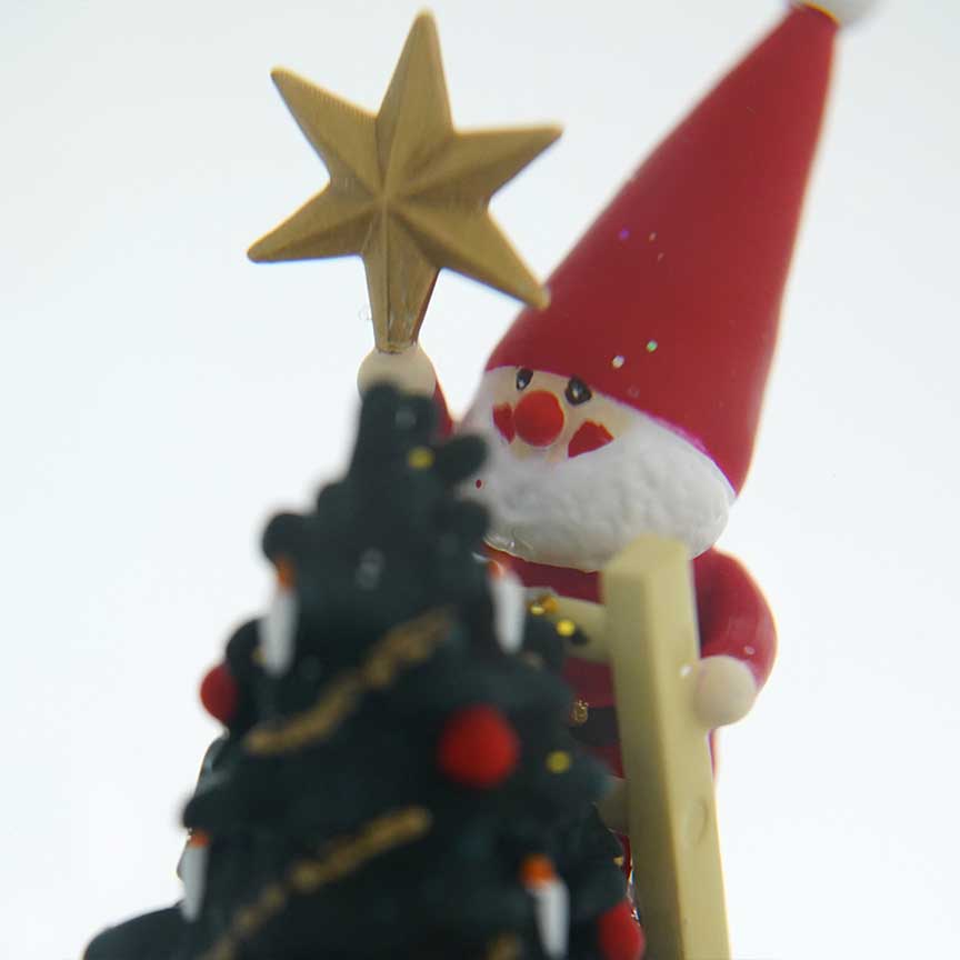 【予約】【2025新作】NORDIKA nisse ノルディカ ニッセ クリスマス スノードーム（ 飾りつけをするサンタとイヌ / レッド ）