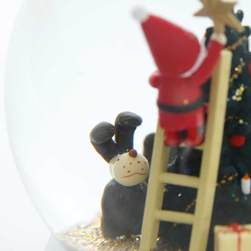 【予約】【2025新作】NORDIKA nisse ノルディカ ニッセ クリスマス スノードーム（ 飾りつけをするサンタとイヌ / レッド ）