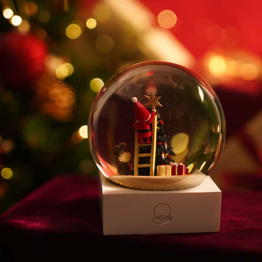 【予約】【2025新作】NORDIKA nisse ノルディカ ニッセ クリスマス スノードーム（ 飾りつけをするサンタとイヌ / レッド ）
