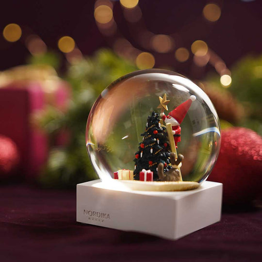 【予約】【2025新作】NORDIKA nisse ノルディカ ニッセ クリスマス スノードーム（ 飾りつけをするサンタとイヌ / レッド ）