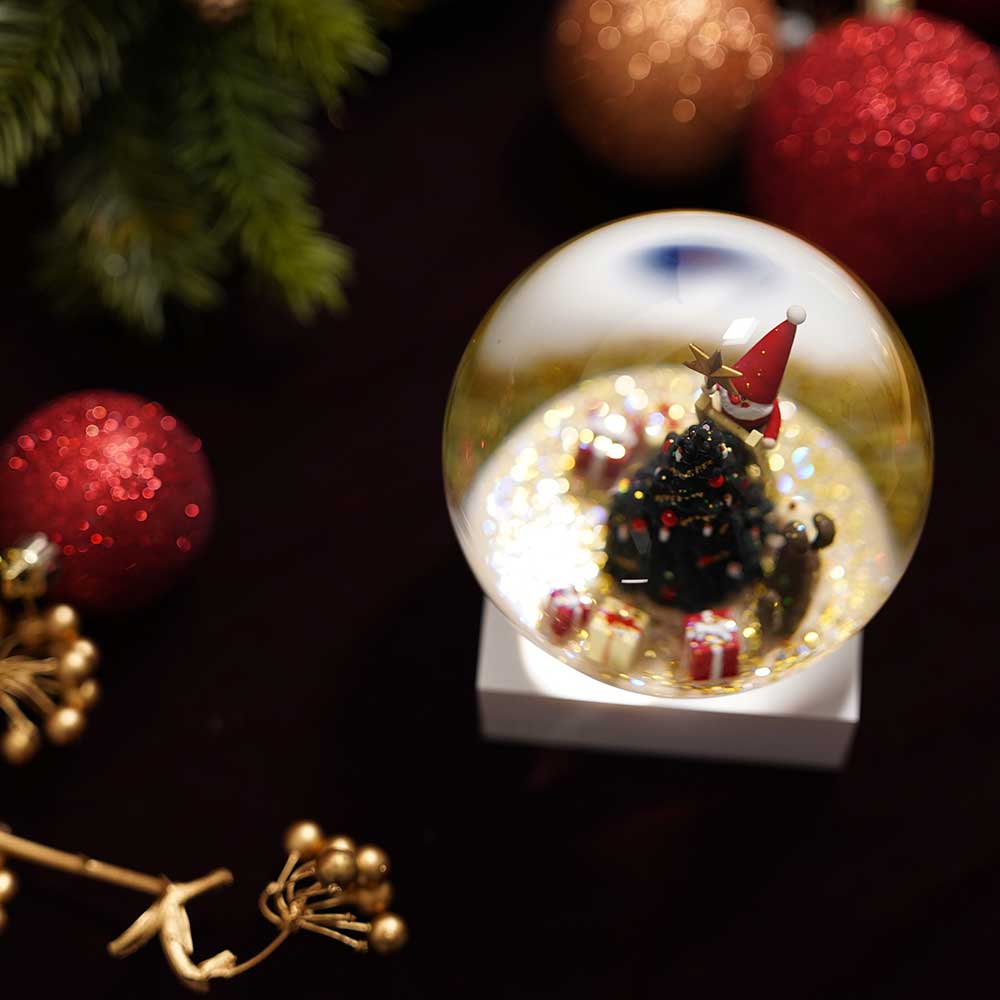 【予約】【2025新作】NORDIKA nisse ノルディカ ニッセ クリスマス スノードーム（ 飾りつけをするサンタとイヌ / レッド ）