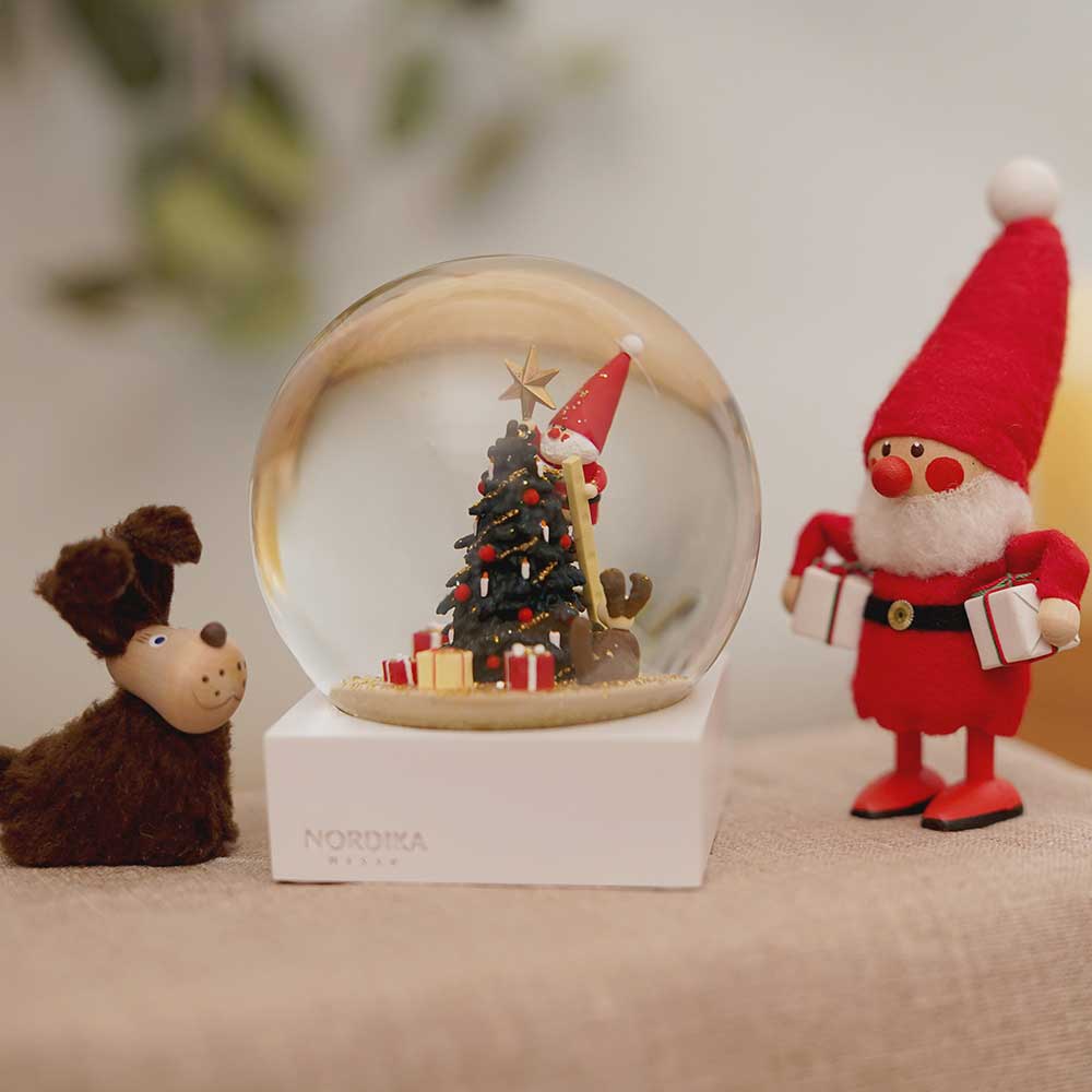 【予約】【2025新作】NORDIKA nisse ノルディカ ニッセ クリスマス スノードーム（ 飾りつけをするサンタとイヌ / レッド ）