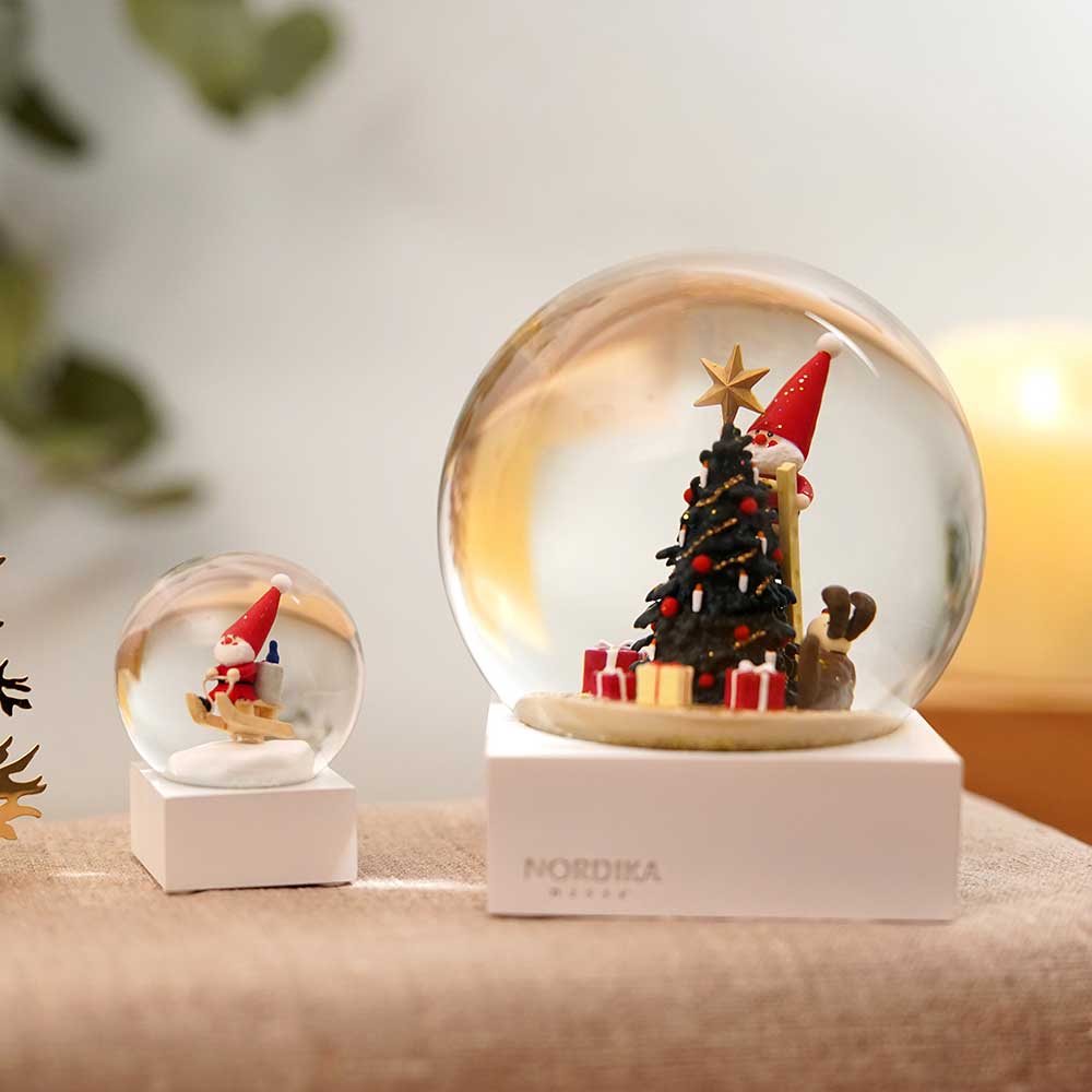 【予約】【2025新作】NORDIKA nisse ノルディカ ニッセ クリスマス スノードーム（ 飾りつけをするサンタとイヌ / レッド ）