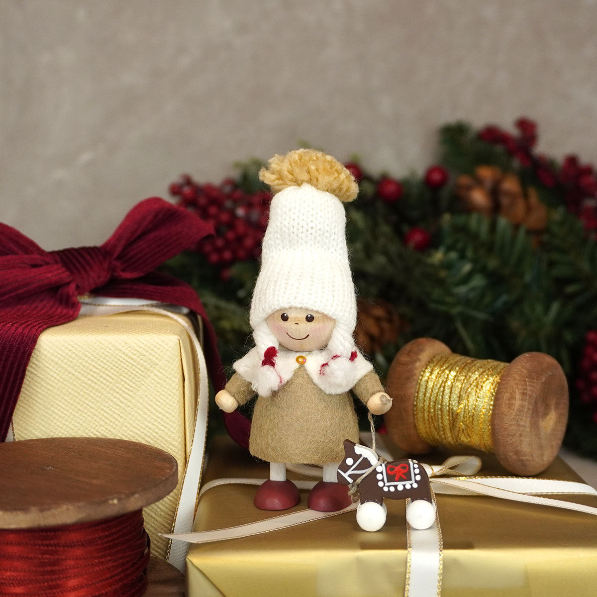 【2026新作】NORDIKA nisse ノルディカ ニッセ クリスマス 木製人形 木馬のおもちゃを持った女の子 ( Ribbon Series )