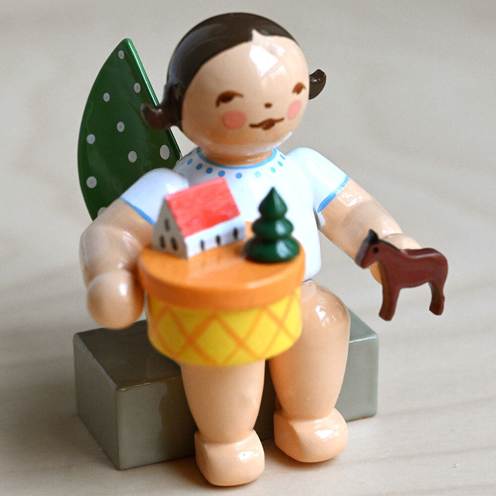 Wendt & Kuhn ヴェント & キューン 木製人形おもちゃの箱を抱えた天使